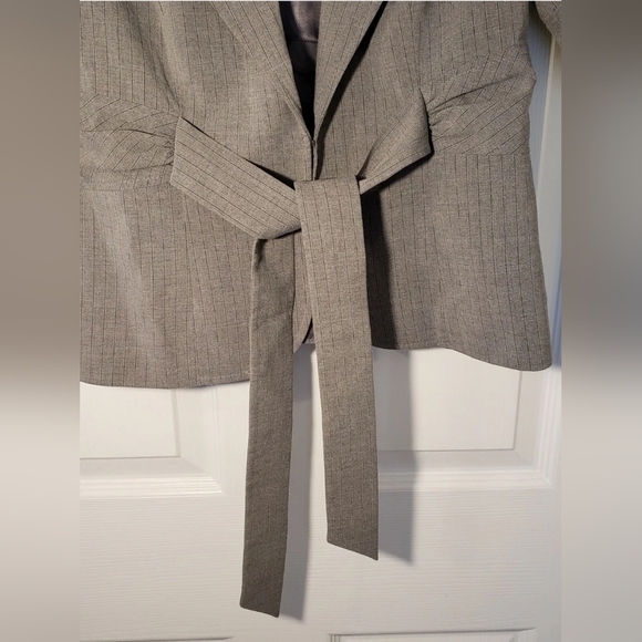 ❤️ THE LIMITED COLLECTION WOMEN'S BLAZER SHORT SLEEVED SIZE SMALL GRAY ❤️ - Picture 3 of 11
